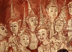 Dettaglio dei dipinti murali che mostrano divinità celesti risalenti al tardo periodo Ayutthaya da Siamese School